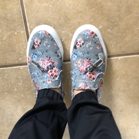 Beautiful flower slip on shoes - Picture 5 of 7